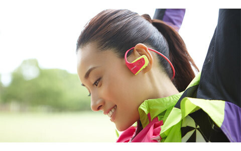 音楽と走ろう！スポーツをしながら音楽を楽しめるヘッドホン一体型“ウォークマン”登場
