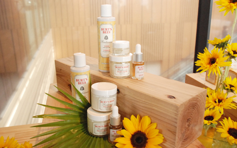 バーツビーズの新スキンケアシリーズ、「ラディアンス」発表会に道端カレン登場！