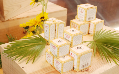 バーツビーズの新スキンケアシリーズ、「ラディアンス」発表会に道端カレン登場！