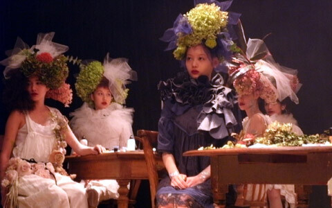 まるで絵画のような服　東京ファッションウィークで見る、はかなげで美しい世界