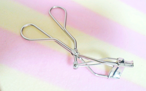 目指せぱっちりアイ！　ビューラーを簡単にパワーアップさせる方法