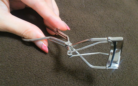 目指せぱっちりアイ！　ビューラーを簡単にパワーアップさせる方法