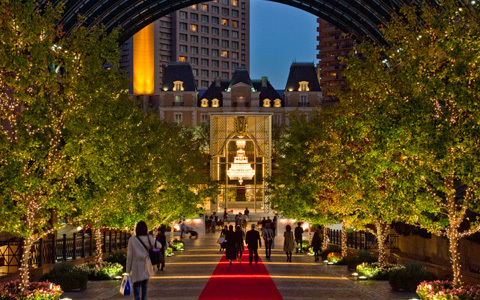 世界最大級のバカラ シャンデリアが、今年も恵比寿に