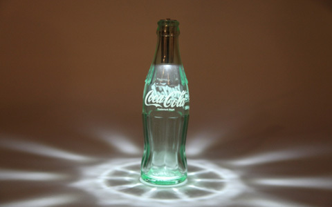 コカ・コーラとパスザバトンがコラボレーション、125個限定のボトルライトを発売