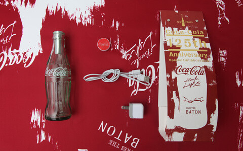 コカ・コーラとパスザバトンがコラボレーション、125個限定のボトルライトを発売