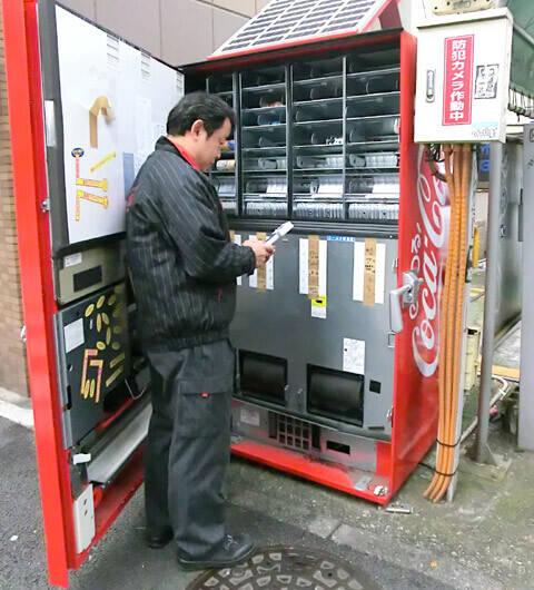 今冬の電力不足問題、コカ・コーラ自販機が節電対策