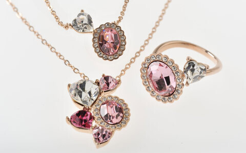 スワロフスキー・エレメントが輝く、クリスマス新商品登場