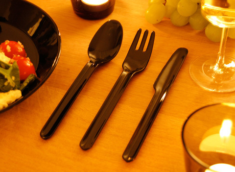 オールブラックの陶器でこの冬のディナーを演出しよう