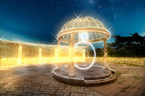 富士のレストランから望む絶景の中庭と10万球のLEDイルミネーション