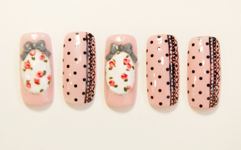 女子ウケ◎　ロマンチックな小花×レース