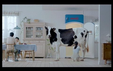 え、まさか！？　冷蔵庫から牛が！！