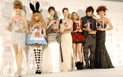 益若つばさ、西野カナらが2011年のネイルクイーンに