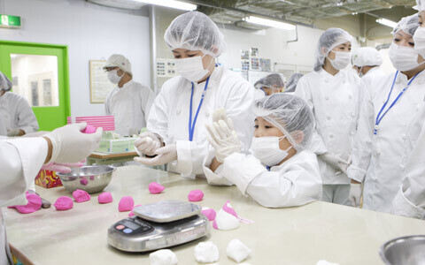 まるで料理のようなコスメ作りを体験、ラッシュこだわりの工場見学