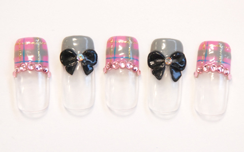 女子ウケ◎　乙女チェックネイル　「かわいい」とみんなにいわれるかも？！