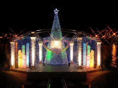 聖歌隊と一緒に歌おう、海辺で見る巨大ツリー