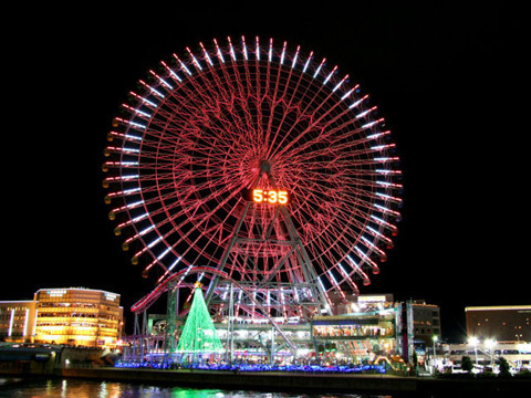 ピンクレッドに輝く、世界最大の観覧車