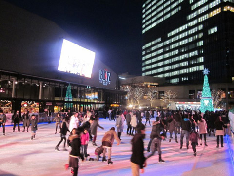 赤坂サカスの、幻想的なスケートリンク