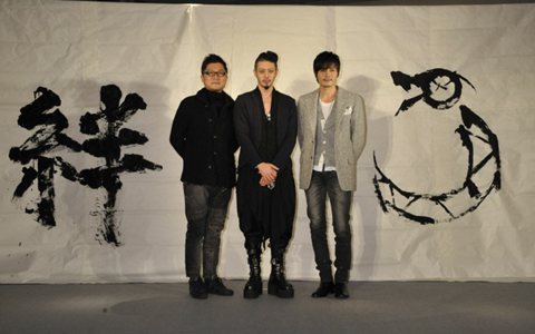 オダギリジョー＆チャン・ドンゴンが、大ヒット祈願の書き初めに挑戦