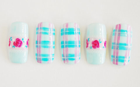 可愛い好きの女子に！　ふんわりチェックネイル