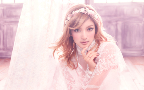 ローラの大人ロマンティックメイクに注目！　「BRIGITTE」がデビュー