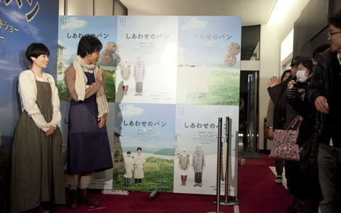 『しあわせのパン』原田知世＆大泉洋がサプライズでお客様をお出迎え