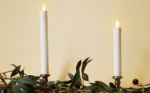 火を使わないLEDキャンドル、今度は燭台タイプが登場