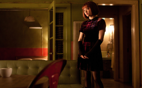 ルブタンやヴェルサーチなど、アマンダ・セイフライドの豪華衣装に注目