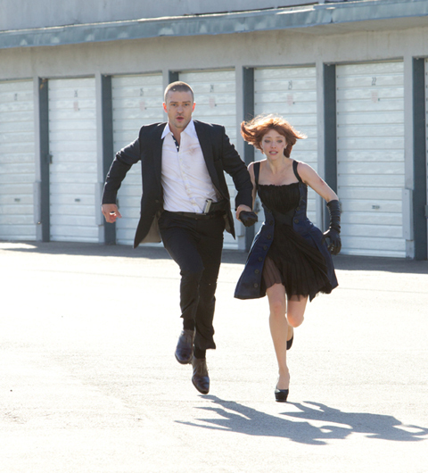 ルブタンやヴェルサーチなど、アマンダ・セイフライドの豪華衣装に注目