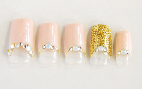 彼の印象も◎になる大人きれいなエレガントネイル　