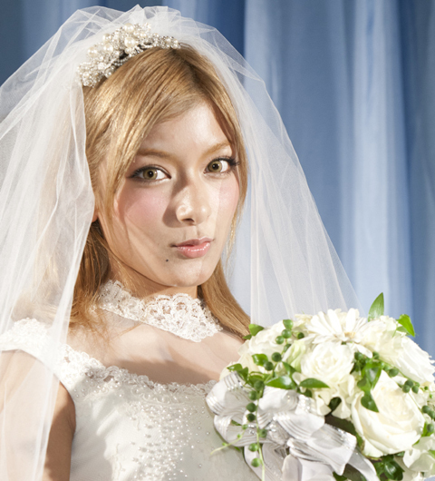 『トワイライト』公開間近！トワイラーター・ローラが花嫁姿で語る