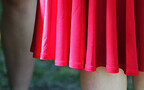 男性に性的アピールが一番強い服の色は「赤」という研究結果が明らかに