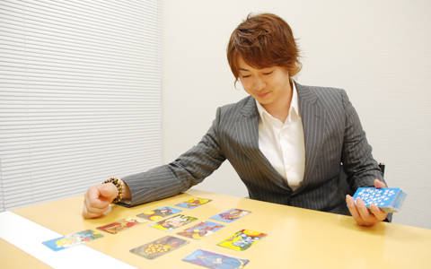 イケメン占い師に聞く、恋愛・仕事に迷える女子たちの心のほぐし方