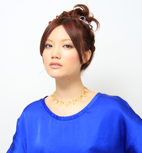 編み込みアップパーティヘアスタイル