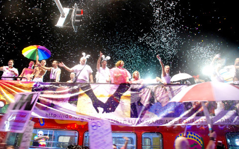 毎年恒例、2万人が観る「シドニー・マルディグラ」で感動体験