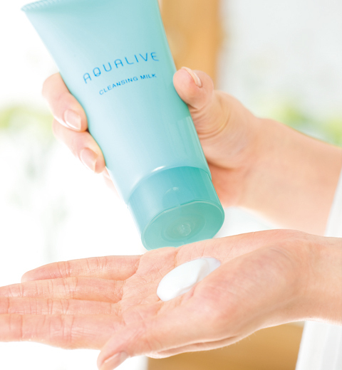 低刺激なのに素肌が上向く！ アクアライブのクレンジングミルク