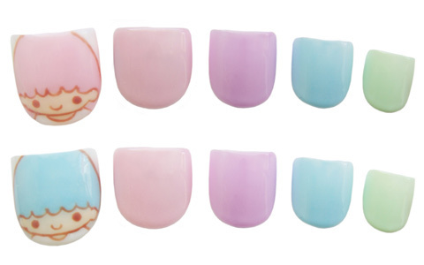 フェミニンでピュアな心を忘れないキキララフットネイル