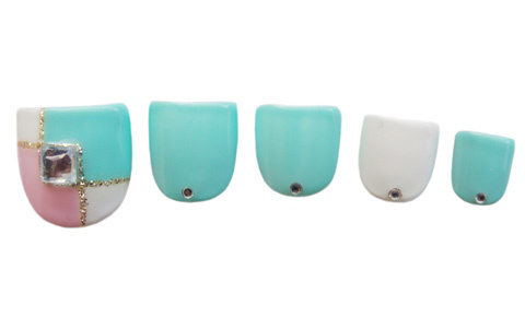 大きめビジューがキラリと光るフットネイル