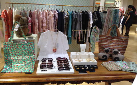 60 年代のフレンチエレガンスをイメージした、PAUL & JOE のイベント開催中