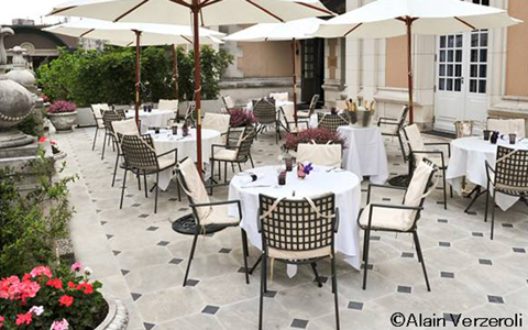 オープンエアーなテラス席で、ジョエル・ロブションの料理を体験