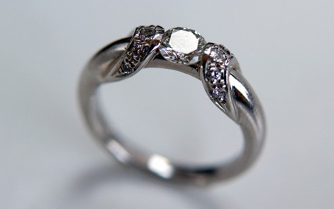 恋も仕事も指次第、アンリが教える指輪の開運術