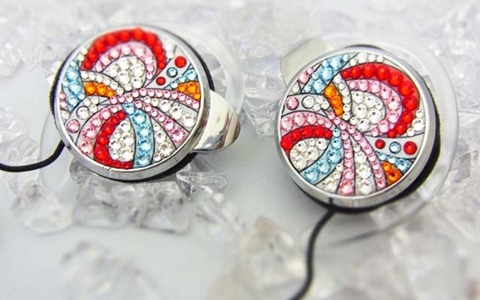 プッチ柄などが登場、スワロフスキーをあしらったデコイヤフォン