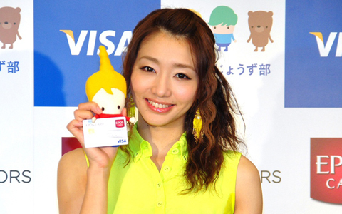 海外旅行好きの真鍋かをりが語る、海外でのカード利用の魅力「便利だし、本当にお得」