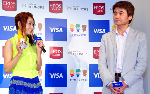 海外旅行好きの真鍋かをりが語る、海外でのカード利用の魅力「便利だし、本当にお得」