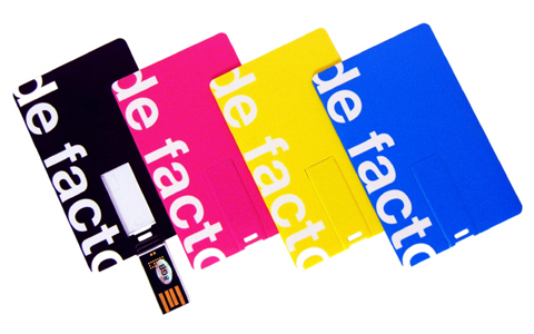 お財布や名刺入れにすっきり収まるUSB