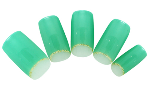 アクセントが光る　グリーンネイル