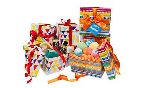 絵本から抜け出したような可愛いラッピングのギフトが、ラッシュから登場