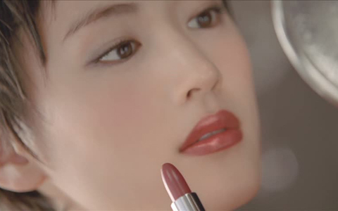 綾瀬はるかがショート？！　新CMで魅惑のリップと新ヘアスタイルを披露