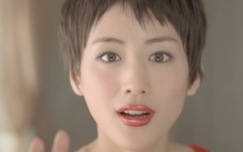 綾瀬はるかがショート？！　新CMで魅惑のリップと新ヘアスタイルを披露