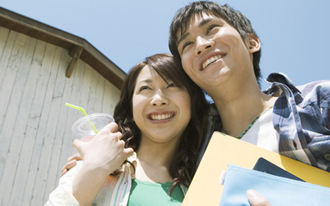 腕を組む？ 手をつなぐ？ あなたはどっち？