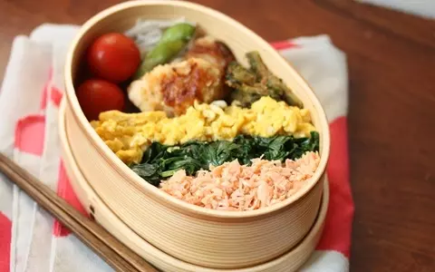 お弁当は、小さな箱に沢山の色を入れてあげると豪華に、美味しそうに見えます。